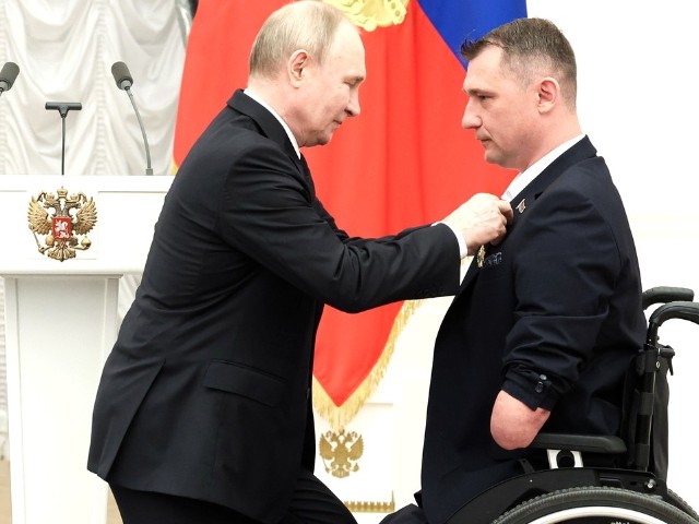 „Jsme Rusové, bůh je s námi!“ Putin vyznamenal muže bez rukou a nohou