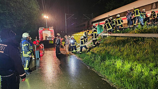 Na jihu Německa kolabuje kvůli povodním doprava, vykolejil vlak