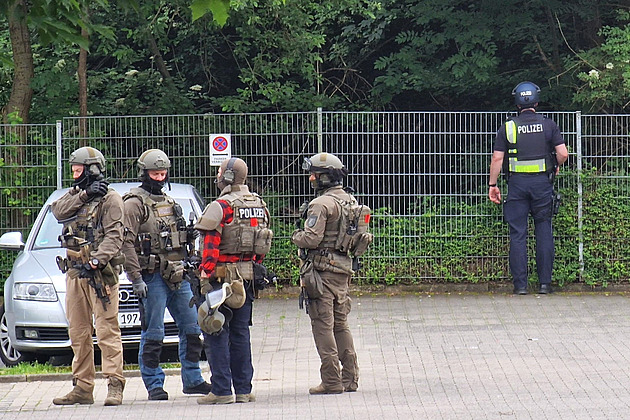 Německá policie dopadla muže, který postřelil těhotnou i lidi v kadeřnictví