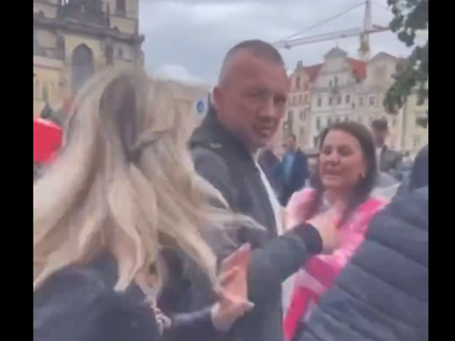 VIDEO: Rusové v Praze napadli dobrovolníky, kteří vybírali na Ukrajinu