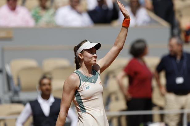 

Rybakinová si na Roland Garros zahraje čtvrtfinále, dál jde i Sabalenková

