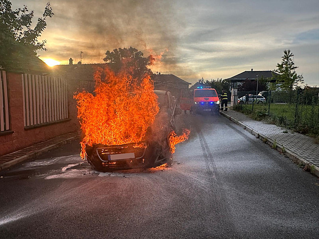 Poblíž Říčan začalo za jízdy hořet auto, požár způsobila závada v motoru