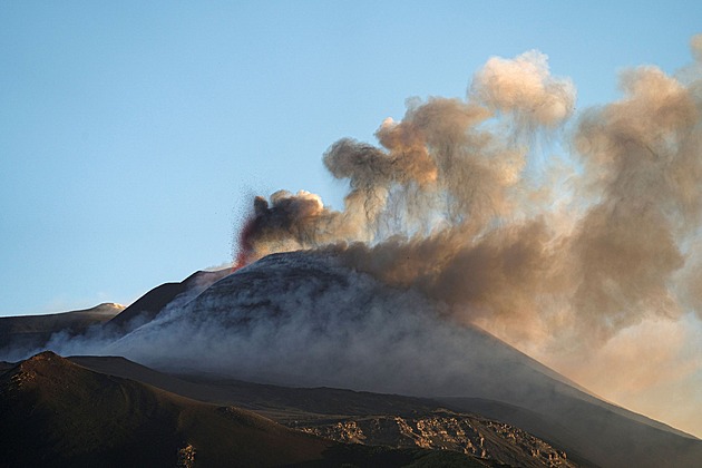 VIDEO: Opět ožívají. Na jihu Itálie vybuchly sopky Etna a Stromboli
