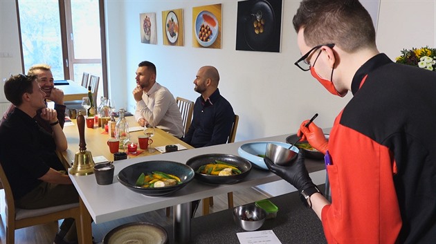 VIDEO: Michelinský kuchař Láďa vaří lidem v bytě. Dezerty hází i na ubrus