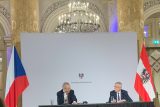 „Vyjádřil jsem podporu v bobtnajícím diplomatickém konfliktu,“ řekl Zemanovi rakouský prezident