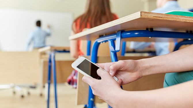 Ministerstvo duhových jednorožců aneb Proč se školy pořád snaží zakázat žákům mobily