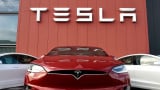 Nejrychlejší Tesla. Elon Musk ji představil na plácku před fabrikou