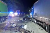 Osmnáctiletý řidič vyjel u Šternberka ze silnice na odstavné parkoviště. Zemřel po nárazu do kamionu