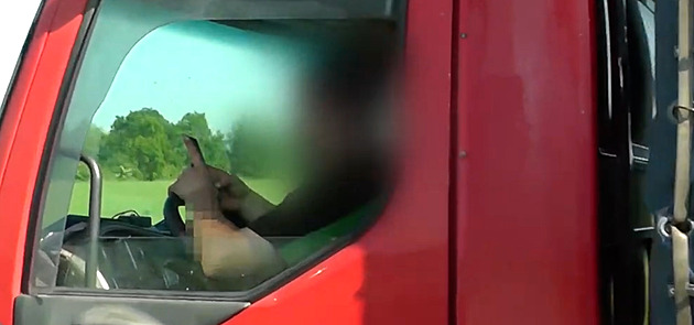 VIDEO: Kamioňák neodložil mobil ani před kamerou policie