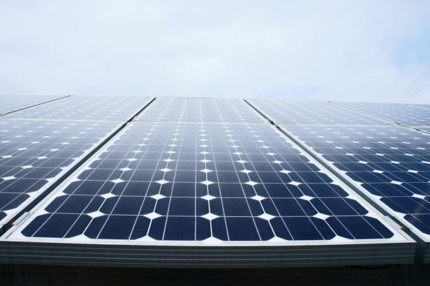 

Obliba fotovoltaiky stoupá. Stát chystá nové dotace, čerpat je budou moci například bytové domy


