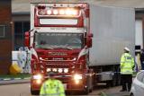 Policie zatkla v Itálii muže hledaného v Británii. Před třemi lety v jeho kamionu zemřelo 39 uprchlíků