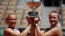 

Krejčíková na Roland Garros zkompletovala double, se Siniakovou ovládla i čtyřhru

