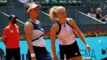 

ŽIVĚ finále Roland Garros: Krejčíková, Siniaková – Matteková-Sandsová, Šwiateková 1:0 na sety


