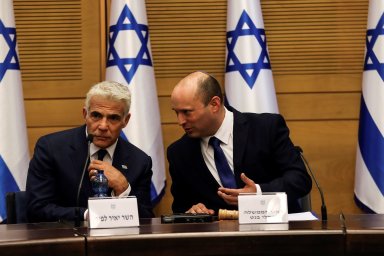 Izraelská vláda po 12 letech bez Netanjahua v čele. Parlament vyslovil důvěru osmičlenné koalici