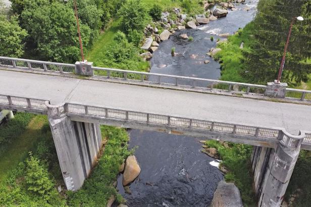 

Most pod přehradou Lipno je v havarijním stavu. Stát se ho snaží prodat v aukci

