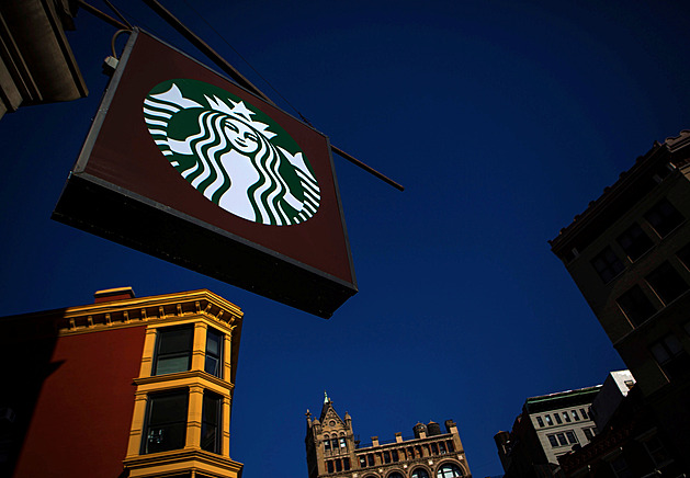 Starbucksu v USA došly suroviny. A zákazníci se s tím nedokážou srovnat