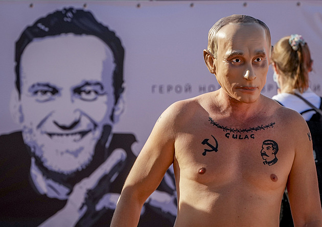 Čech v Ženevě bojuje za Navalného, s jeho tetováním přes celou hruď
