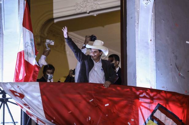 

Peru má po více než týdnu výsledky prezidentských voleb. Velmi těsně v nich vyhrál Castillo 

