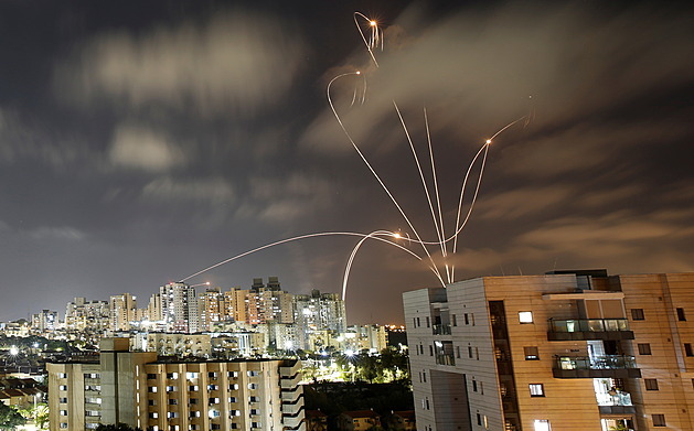 Pásmo Gazy vypustilo zápalné balony, Izrael v odpovědi podnikl nálety