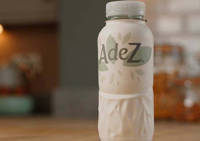 AdeZ s maďarským Rohlíkem spustil testování papírové lahve