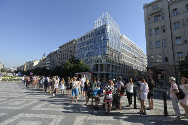 Fronta až k pomníku svatého Václava. Otevření pražského Primarku si nenechaly ujít stovky lidí