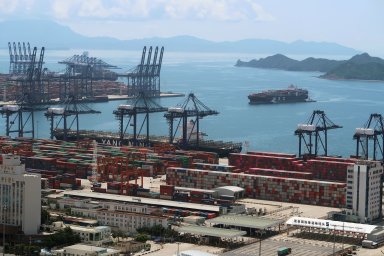 Větší problém než Suez. Covid v čínských přístavech blokuje světový obchod
