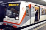 Souprava metra v severoněmeckém Hamburku najela do překážky. Nejméně deset lidí je zraněných