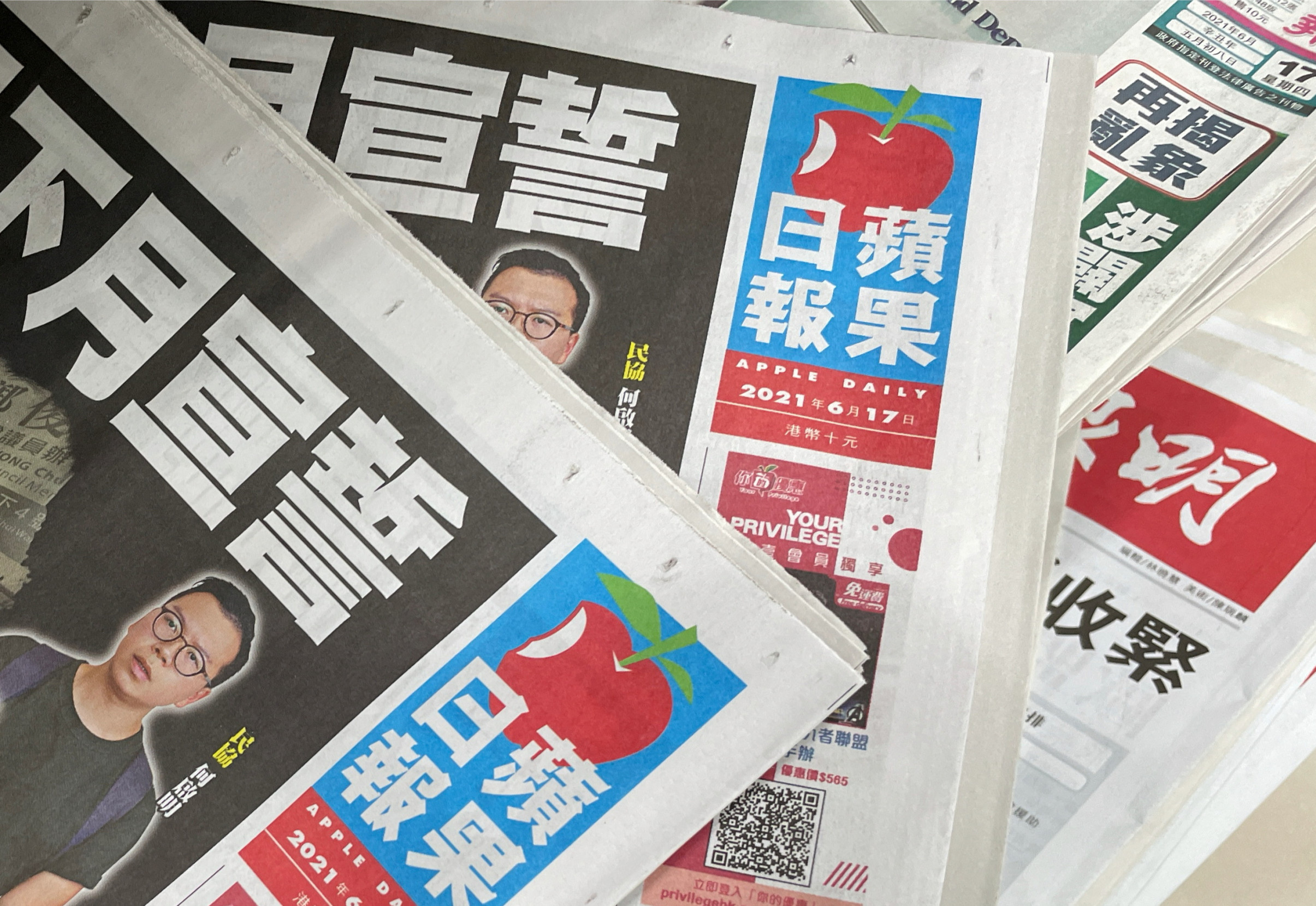 Svoboda tisku v Hongkongu zemřela. Státní bezpečnost úderem na Apple Daily provedla šachmat