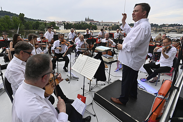 Na Vltavě zazněly slavné operní árie, ze břehu aplaudovaly stovky lidí