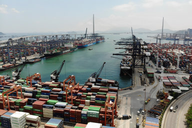 Čína kvůli covidu zavírá přístavy. Čeští podnikatelé tomu přizpůsobují byznys a mluví o zdražování