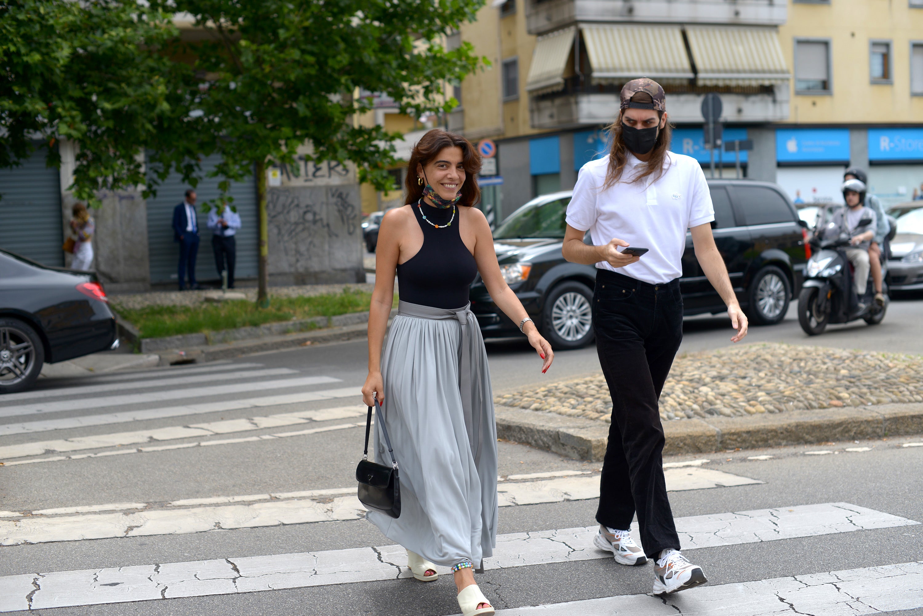 Extrémní horka a oblečení na doma. Street style z fashion weeku v Miláně