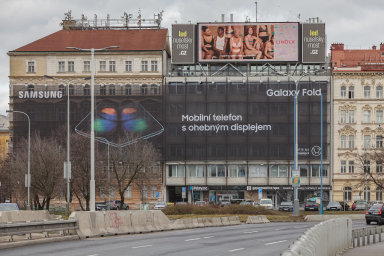 Praha versus plachty. Boj města proti křiklavé reklamě naštval část firem, které se proto obrací na Evropskou komisi