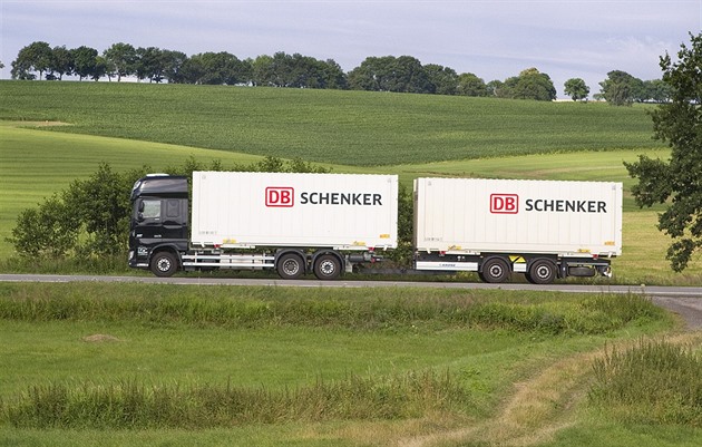 Vlaky a lodě nestačí. DB Schenker vozí zboží z Číny kamiony. 13 tisíc kilometrů