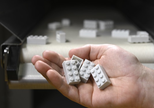 LEGO už umí vyrábět kostky z recyklovaného plastu - starých PET lahví