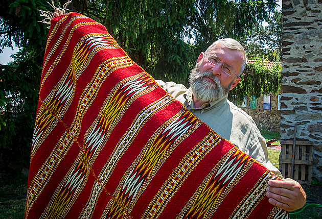 Sběratel získával koberce jako zahradník v Albánii, tahal je i z příkopů