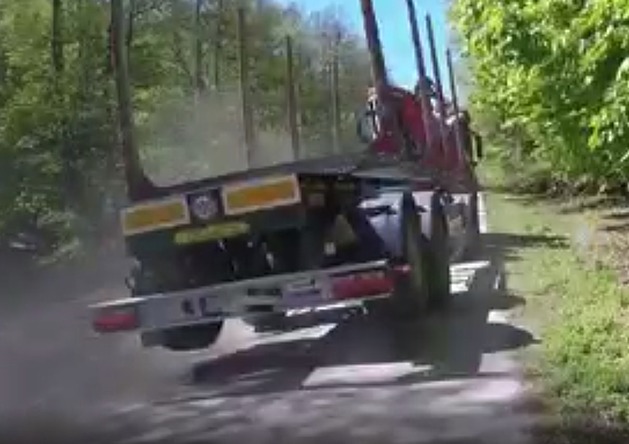 VIDEO: Kamion míjí cyklistu o centimetry, návěs za ním doslova vlaje
