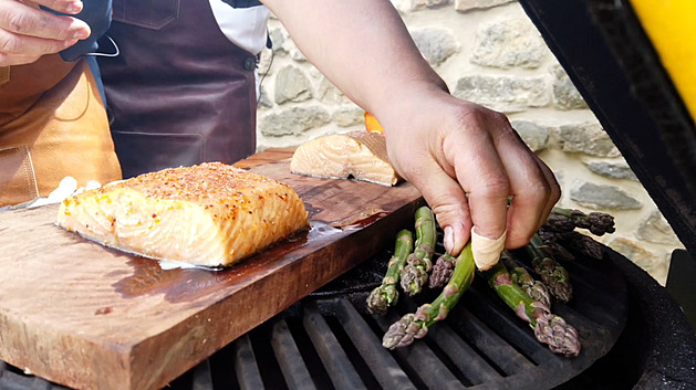 VIDEO: Souboj kuchařů na grilu přinesl dva stejné lososy a rozdílnou chuť