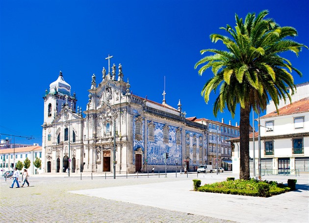 Po vzoru azulejos. Modrobílé Porto si nad sklenkou silného vína zamilujete