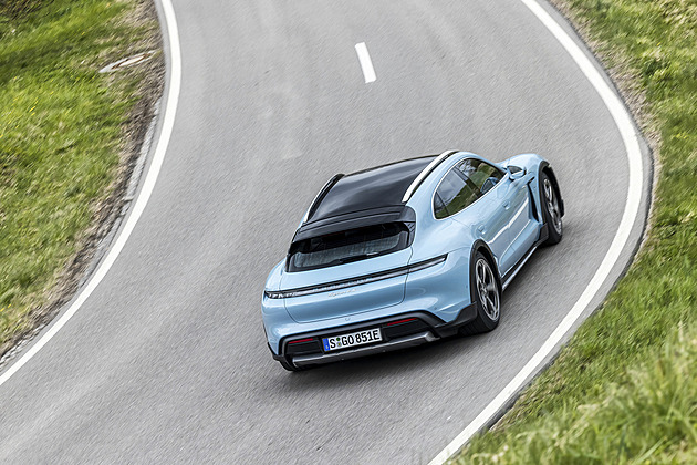 Čeští machři na elektromobily ladí baterie a počítají dojezd Porsche Taycan