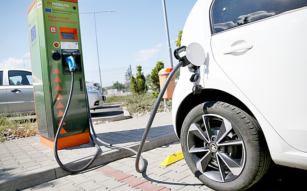Cíle pro elektromobilitu nesmí nepoškodit český průmysl, prohlásil Babiš