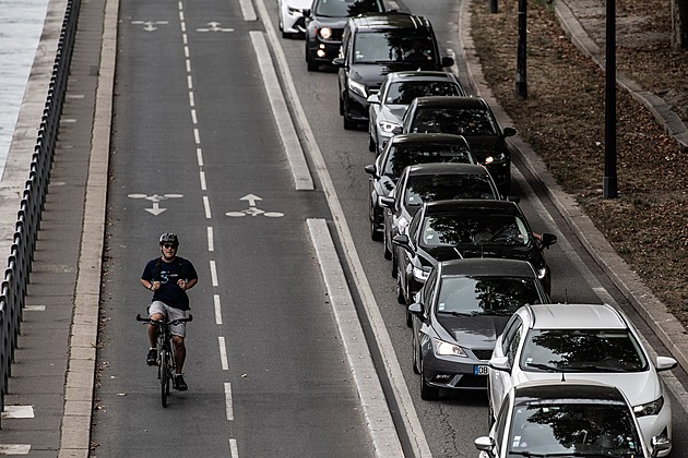 Paříž zpomalí na třicítku, v Německu nižší rychlost otestuje sedm měst