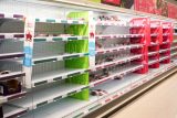 Británie reaguje na nedostatek potravin v supermarketech. Pracovníci dostanou výjimku z karantény
