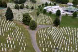 Vysoký představitel v Bosně zakázal popírání genocidy ve Srebrenici, hrozí až pětiletým vězením