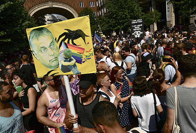 Nehorázný zákon, křičeli protestující. V Maďarsku pochodovali na podporu menšin