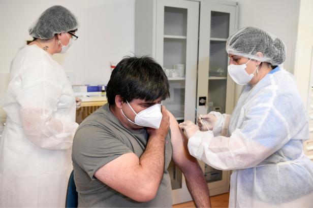 

 Slovenský parlament schválil sporný zákon, který zvýhodní očkované. Výhody ale budou menší

