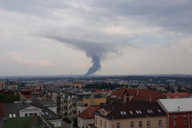 

V pražské Uhříněvsi hoří hala, hasiči zatím požár nemají pod kontrolou

