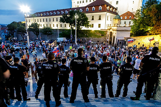 Slovenská vláda ustoupila demonstrantům, neočkovaní budou mít testy zdarma