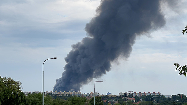 V Uhříněvsi hoří hala, hasiči vyhlásili třetí stupeň poplachu