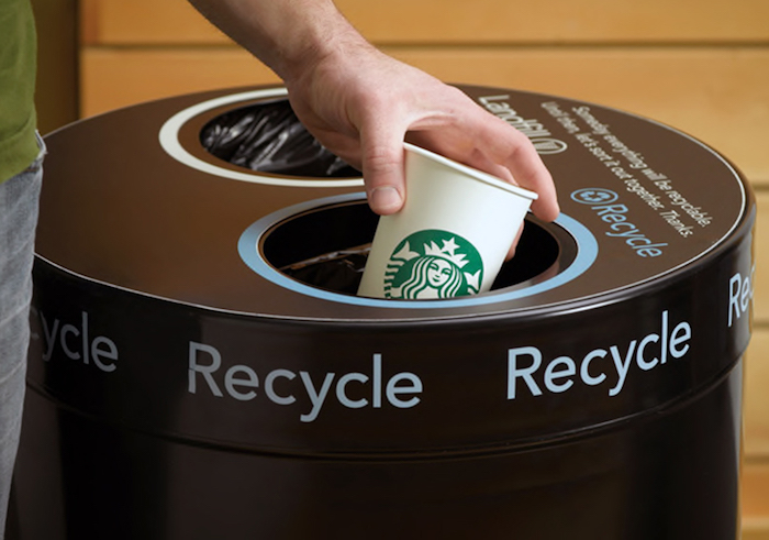 Starbucks zpoplatňuje jednorázové kelímky jednou korunou