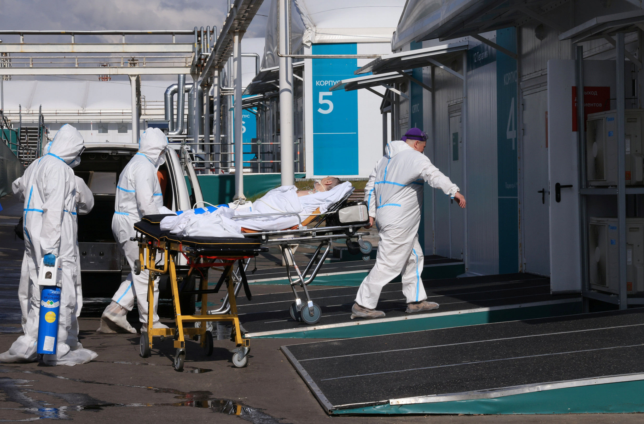 V Rusku covid rekordně zabíjí i v létě, někde pacienti leží na matracích na chodbách